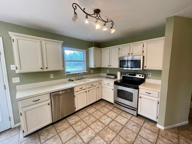 Building Photo - Charming 3-Bed Home Near CSU with Spacious...