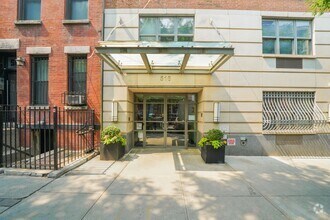 Building Photo - 516 W 47th St
