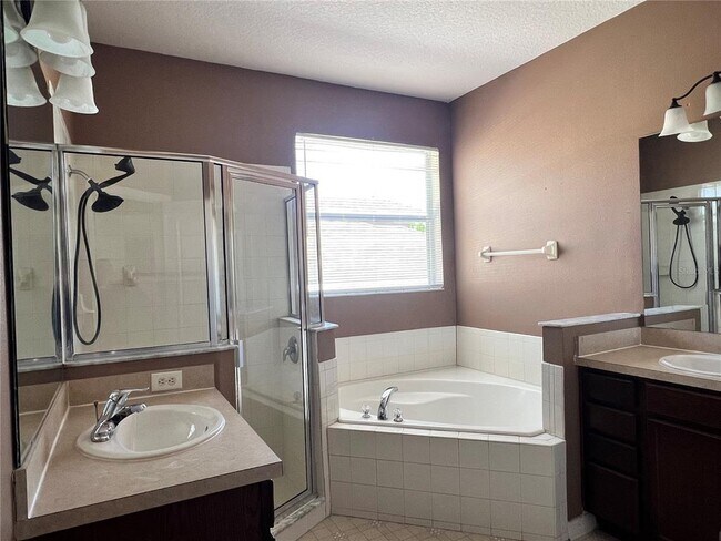 Building Photo - 209 Round Man St