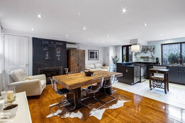 Building Photo - Townhouse Treasure