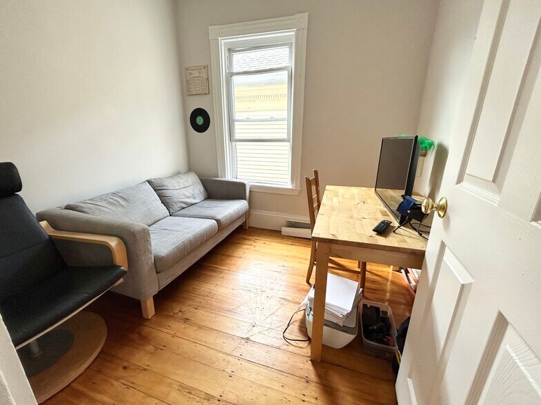 Unit 3 - 72 Calumet St