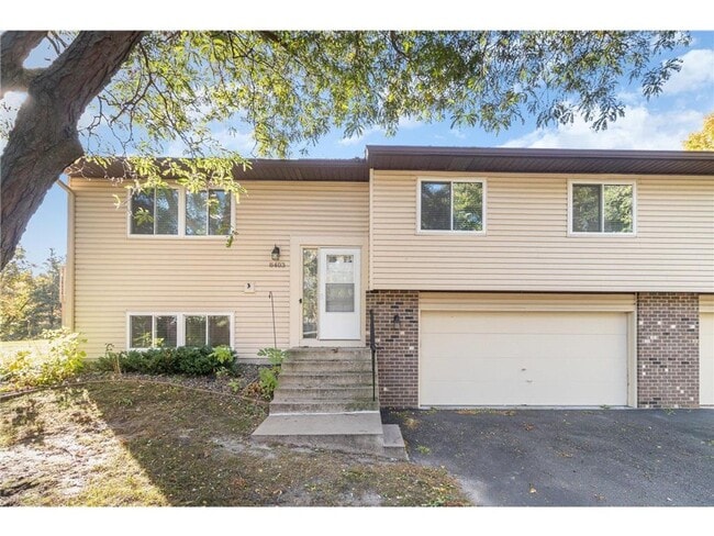 Building Photo - Updated 3 bedroom, 2 bath townhome near Eden Prairie Center!  Available 3/1/26