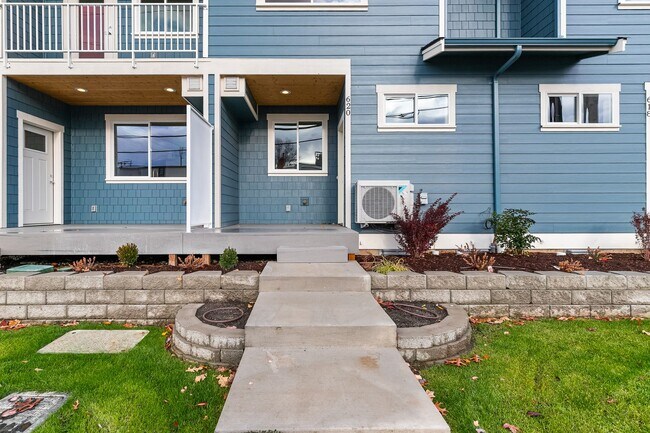 Building Photo - Halleck Townhomes Triplex