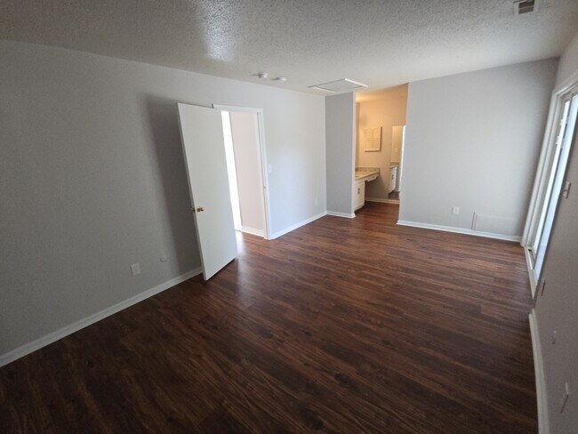 Building Photo - 5360 Chatham Hall Dr