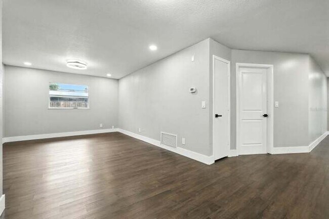 Building Photo - Beautiful 3 Bedroom House in Quiet Port Or...