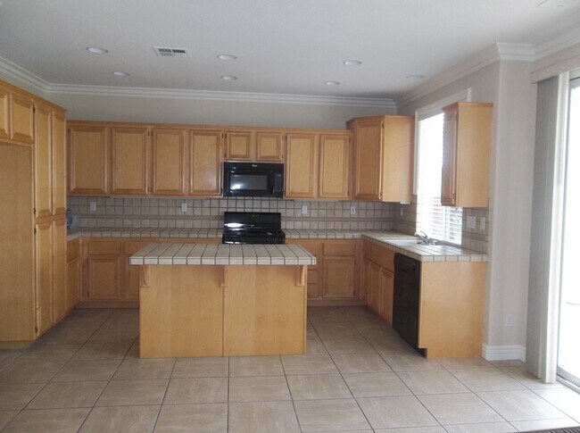 Building Photo - Central Temecula Home