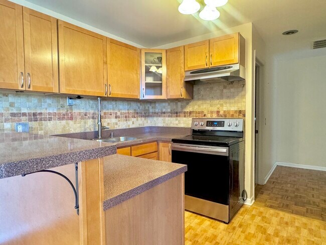 Building Photo - 5600 Hillcrest Ln