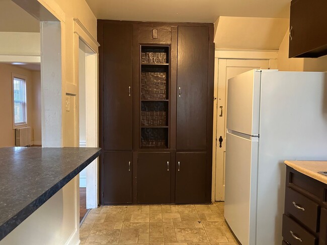 Building Photo - Beautiful 3 Bedroom End of Row Townhome in...