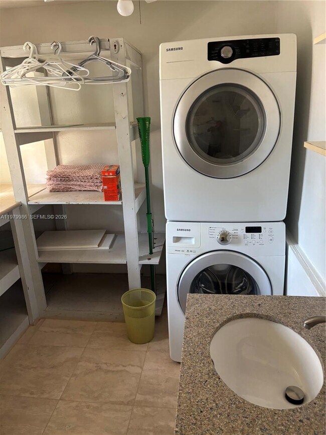 Building Photo - 729 NE 2nd Ct