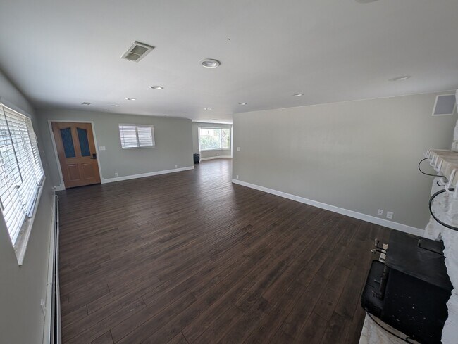 Building Photo - 6358 Mt Vernon Dr
