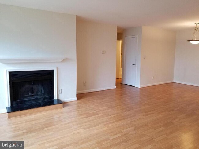Building Photo - 3178 Summit Square Dr