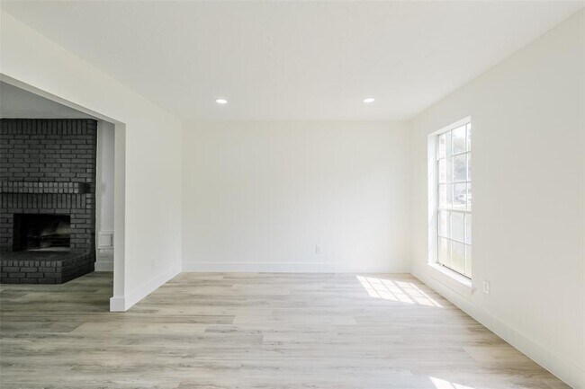 Building Photo - 1311 Sand Stone Dr