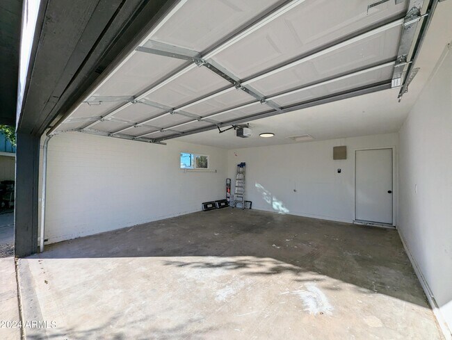 Building Photo - 121 N Flint Cir
