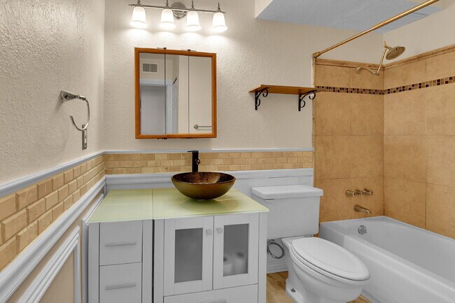 Building Photo - $1,595.00, 2 bed, 1 bath Located in Denver with a washer and dryer + 1/2 off first month rent