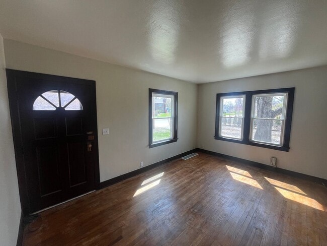 Building Photo - Fully Remodeled 2 Bedroom 1.5 Bathroom House in Moline