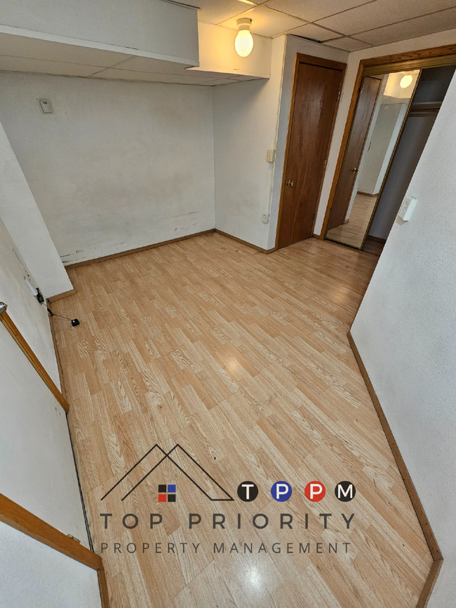 Building Photo - 1 Bedroom | 1 Bathroom Lower Level Apartme...