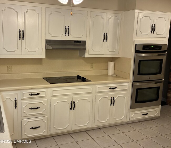 Building Photo - 8410 Cedar Ridge Cir