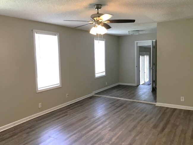 Building Photo - NEW PRICE! - Great 3 Bedroom 2 Full Bath Home in Murfreesboro!