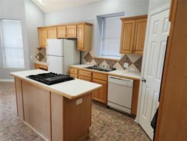 Building Photo - Beautiful 4/2/2 Great location!