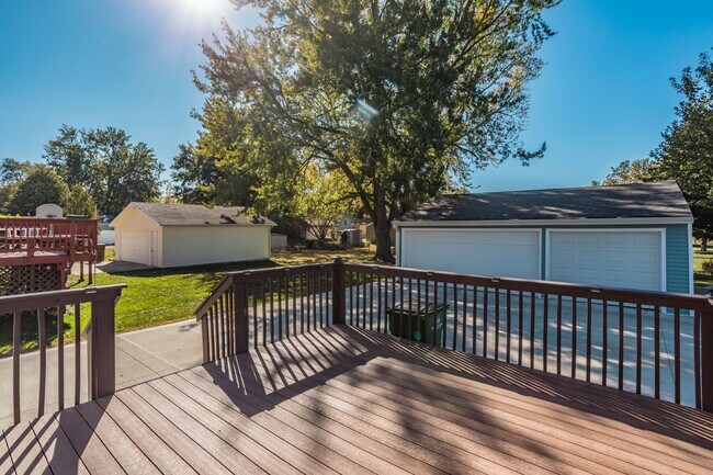 Building Photo - Great Urbandale home!