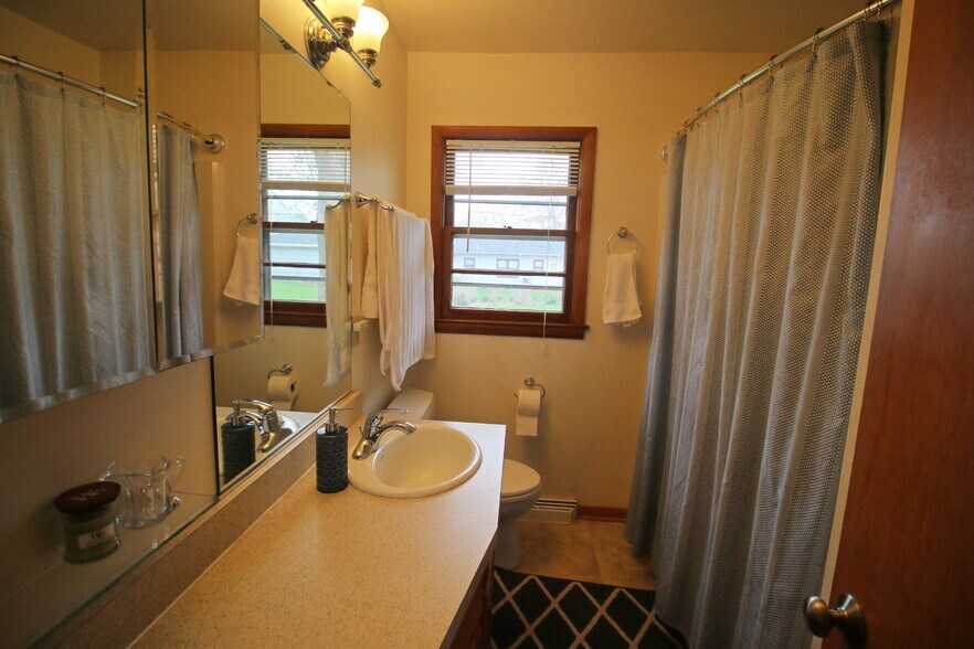 Main bath - 1526 Marston Ave