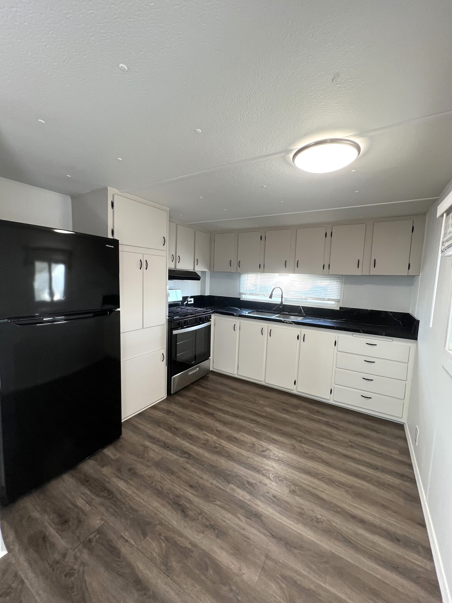 Kitchen - Ponderosa Mobile Estates