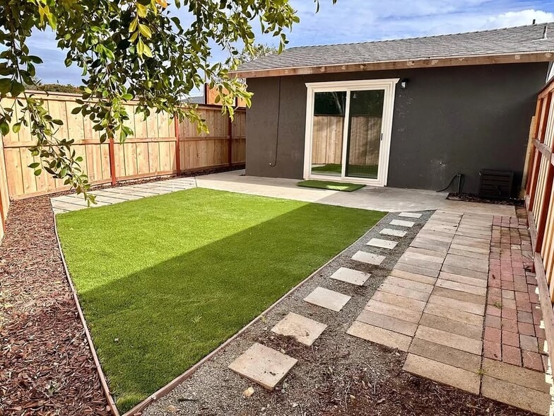 Primary Photo - 2203A Alta Vista Dr