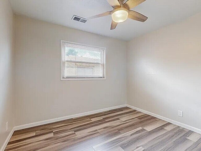 Building Photo - 1701 Hoffman Dr NE