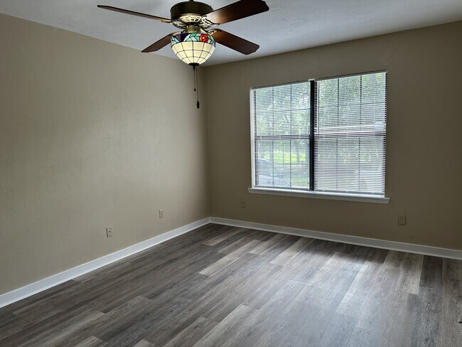 Building Photo - 2400 Talco Hills Dr