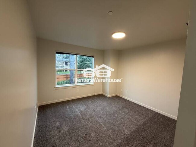 Building Photo - Modern condo, conveniently located!