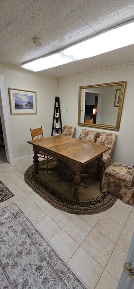 Building Photo - 1447 Lincoln Way