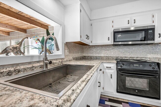 Building Photo - 405 Gregory Way