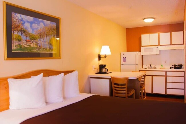 Building Photo - 2401 Wellesley Ave NE