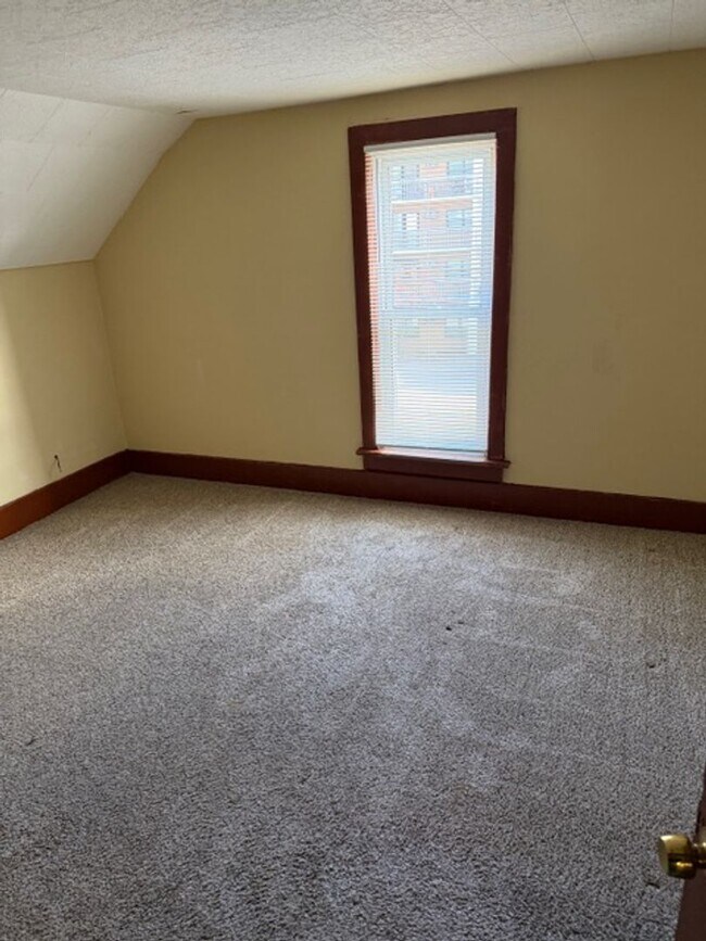 Building Photo - 2 Bedrooms & 1 Bathroom in Barberton (West...