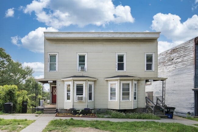 Building Photo - 1327 1st St