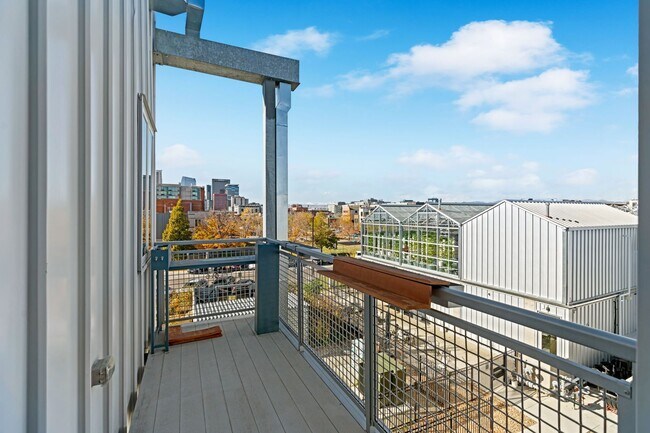 Building Photo - Beautiful 2 Bedroom 2 Bath Condo in the Heart of Rino District!