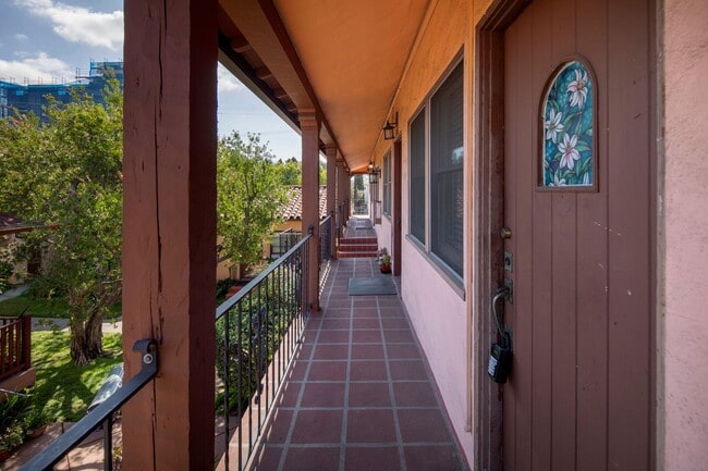 Building Photo - 2 WEEKS FREE!!! Rare 1 Bedroom in a Fantas...