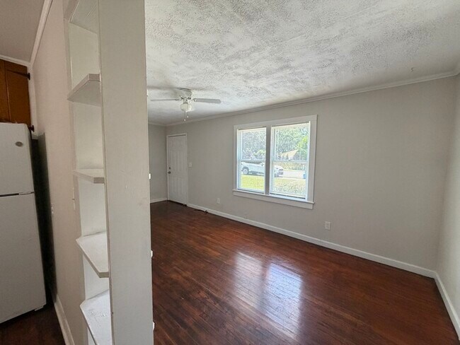 Building Photo - 3/2 Orlando Home Large Back Yard Immediate Move In!