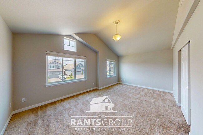 Building Photo - Beautiful 3 bedroom, 2.5 bath, 2-story home in Steilacoom Ridge