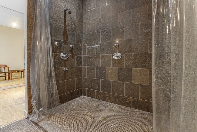 Building Photo - 944 W Lake St