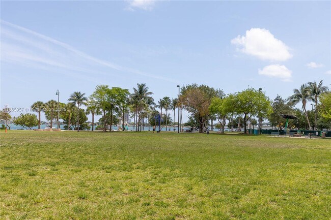 Building Photo - 1900 N Bayshore Dr