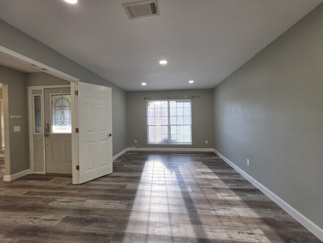 Building Photo - 1682 Village Pkwy