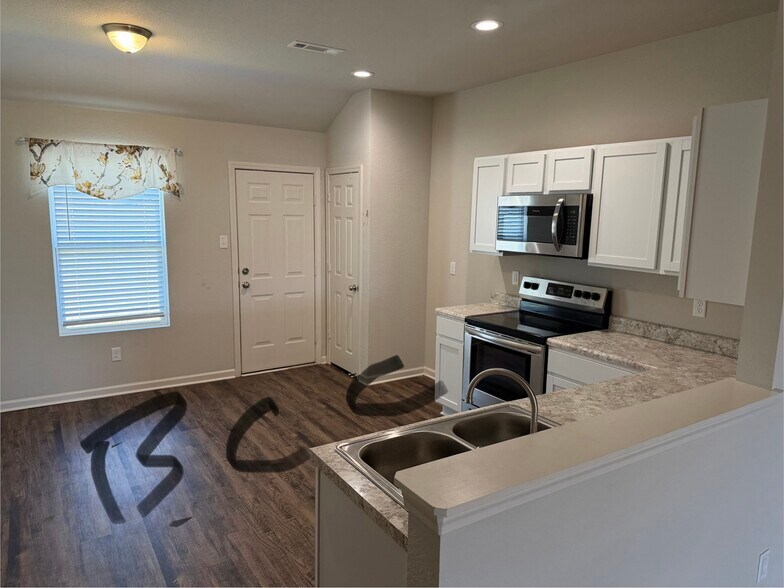 Building Photo - 110 Sunland Dr