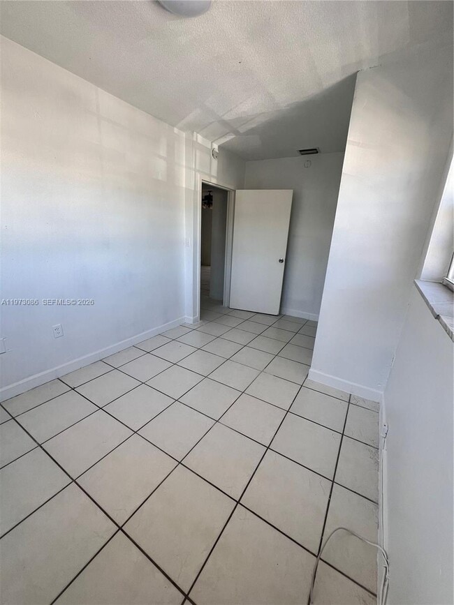 Building Photo - 608 SW 15th Ave