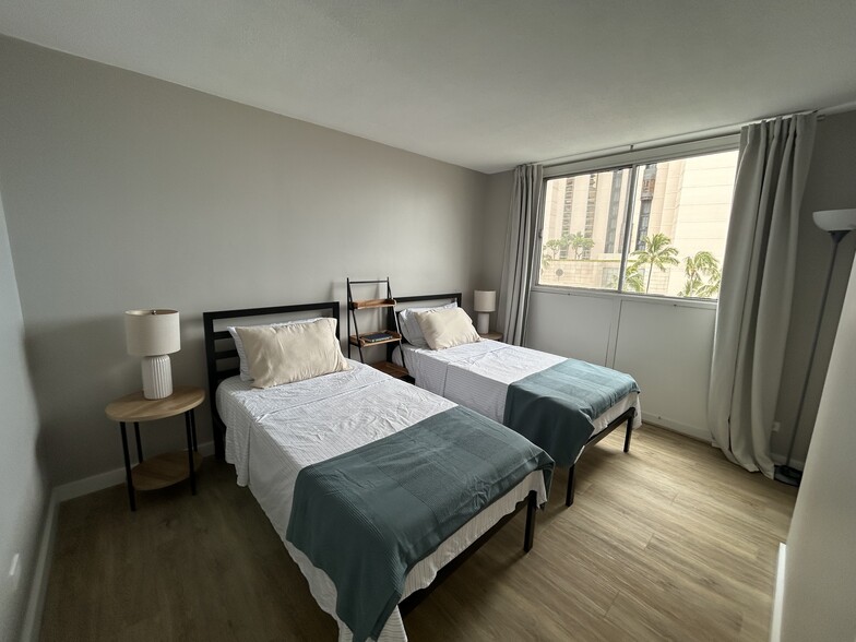 2 Twin Beds convert to King Bed - 1676 Ala Moana Blvd