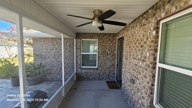 Building Photo - Warm & Inviting Home