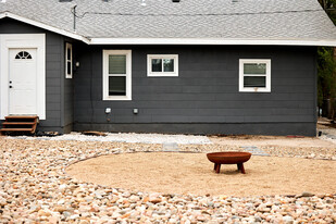 Building Photo - 818 E Las Animas St