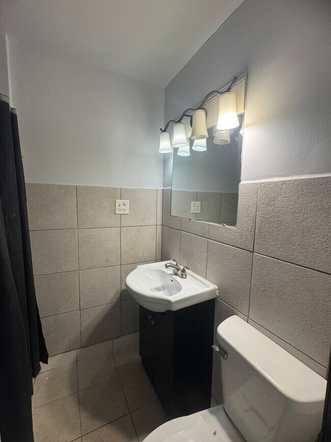 Building Photo - 27 W 155th Pl