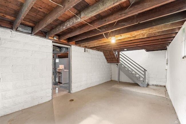 Building Photo - 7621 Weaver Ave
