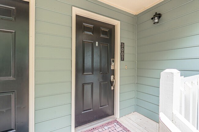 Building Photo - Welcome to this charming 2 bedroom, 2 bath...